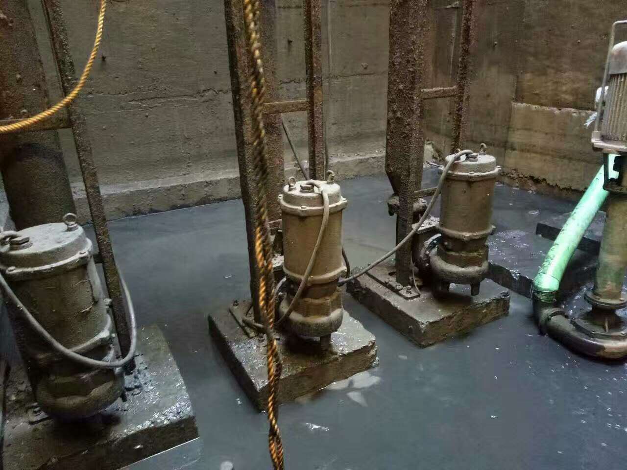 凭祥污水池清理