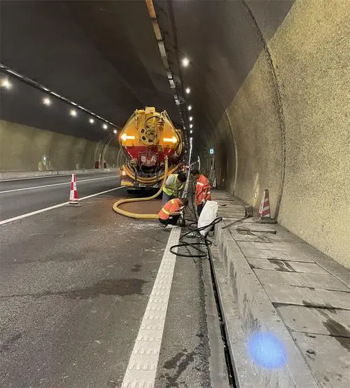 凭祥隧道排水渠清淤